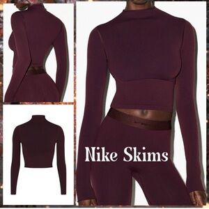 Nike SKIMS Vintage Seamless
Women's Mock-Neck Crop Top